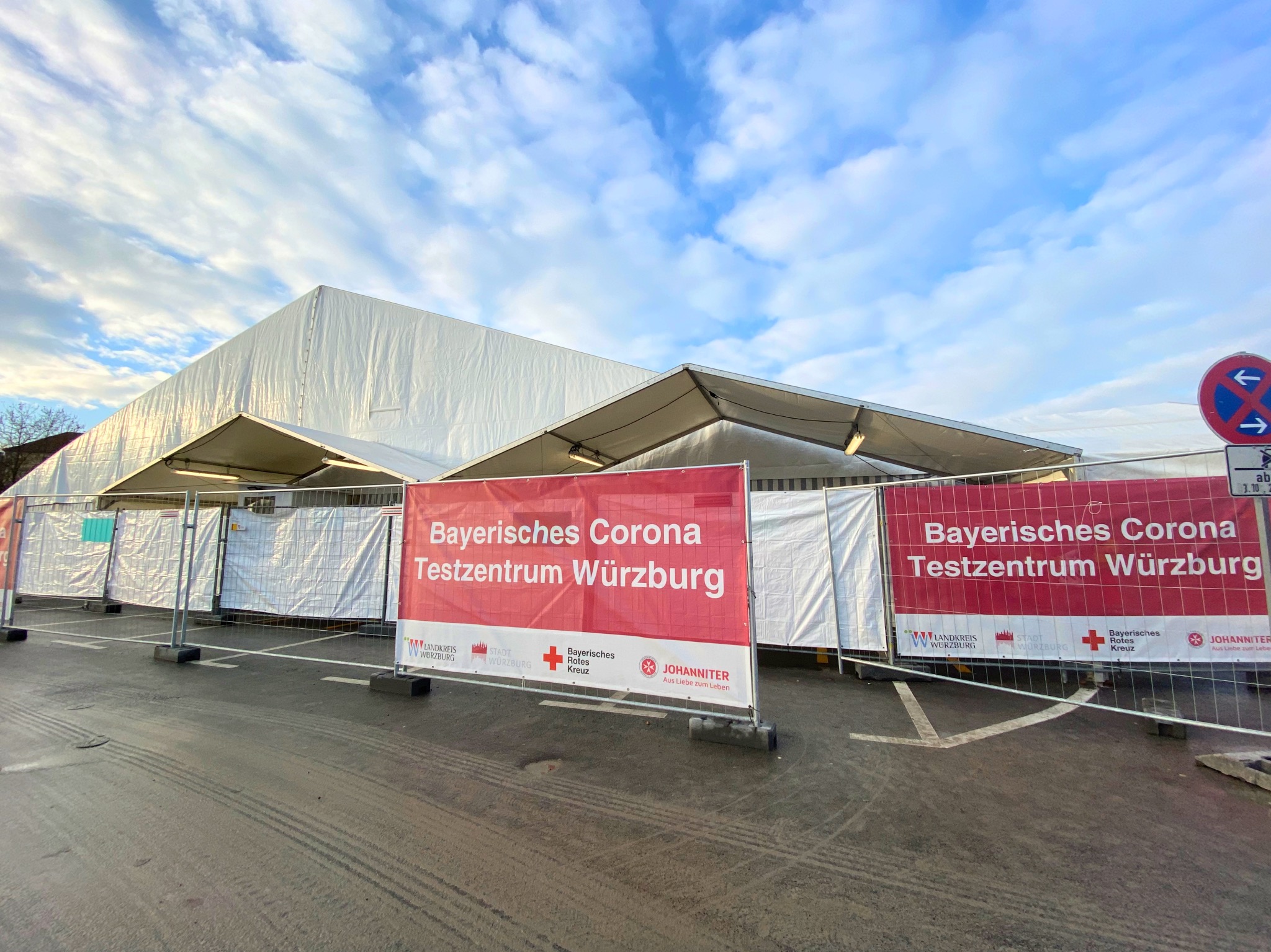 Würzburg: Corona-Testzentrum vor FitOne Studio vom Gesundheitsamt